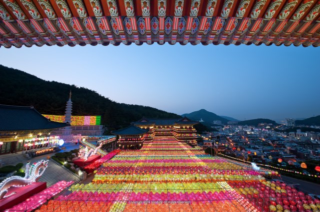 Hàn Quốc : Lễ Phật đản Ngôi chùa độc đáo Thành phố Busan