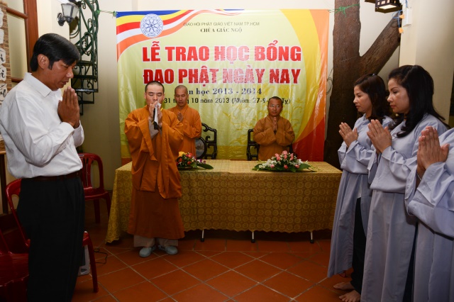 Quỹ Từ thiện ĐPNN- Trao tặng học bổng cho các Tăng Ni sinh