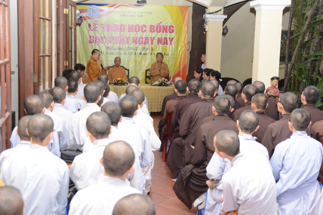 Quỹ Từ thiện ĐPNN- Trao tặng học bổng cho các Tăng Ni sinh