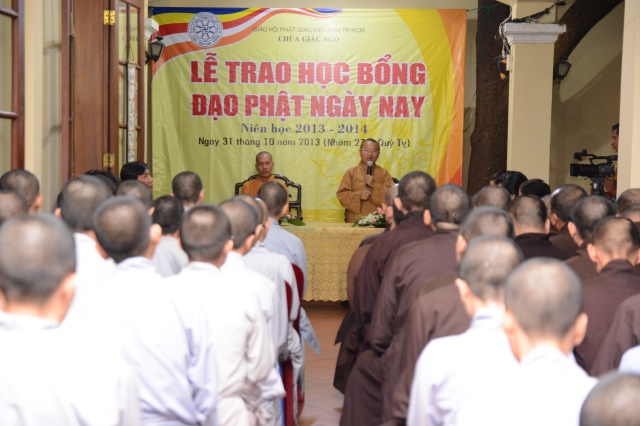 Quỹ Từ thiện ĐPNN- Trao tặng học bổng cho các Tăng Ni sinh