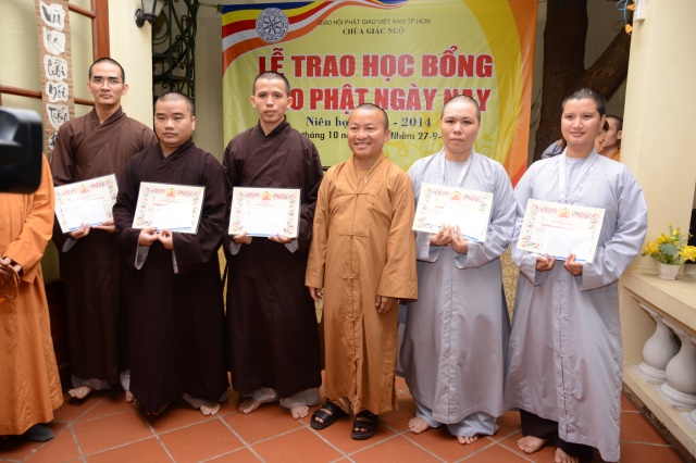 Quỹ Từ thiện ĐPNN- Trao tặng học bổng cho các Tăng Ni sinh