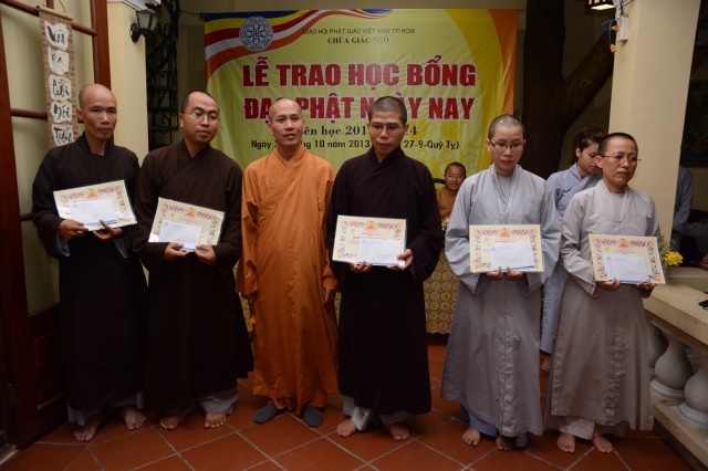 Quỹ Từ thiện ĐPNN- Trao tặng học bổng cho các Tăng Ni sinh