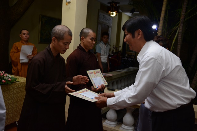 Quỹ Từ thiện ĐPNN- Trao tặng học bổng cho các Tăng Ni sinh