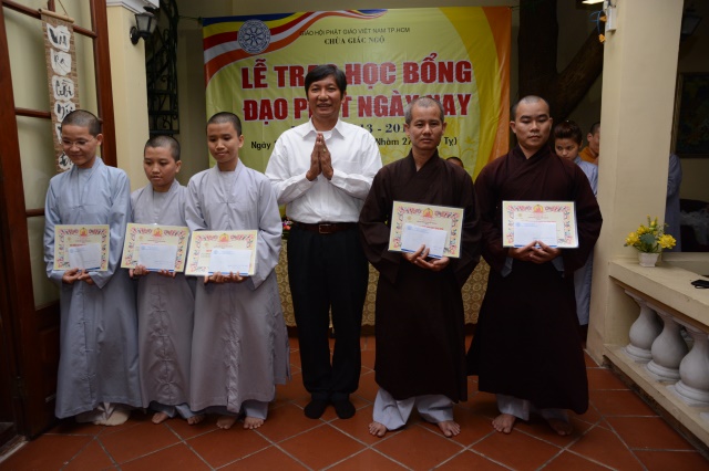 Quỹ Từ thiện ĐPNN- Trao tặng học bổng cho các Tăng Ni sinh