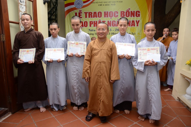 Quỹ Từ thiện ĐPNN- Trao tặng học bổng cho các Tăng Ni sinh