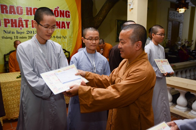 Quỹ Từ thiện ĐPNN- Trao tặng học bổng cho các Tăng Ni sinh
