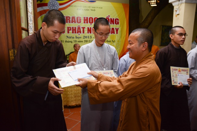 Quỹ Từ thiện ĐPNN- Trao tặng học bổng cho các Tăng Ni sinh