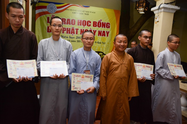 Quỹ Từ thiện ĐPNN- Trao tặng học bổng cho các Tăng Ni sinh