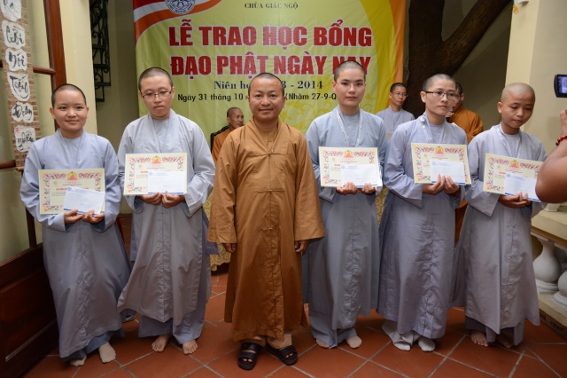 Quỹ Từ thiện ĐPNN- Trao tặng học bổng cho các Tăng Ni sinh