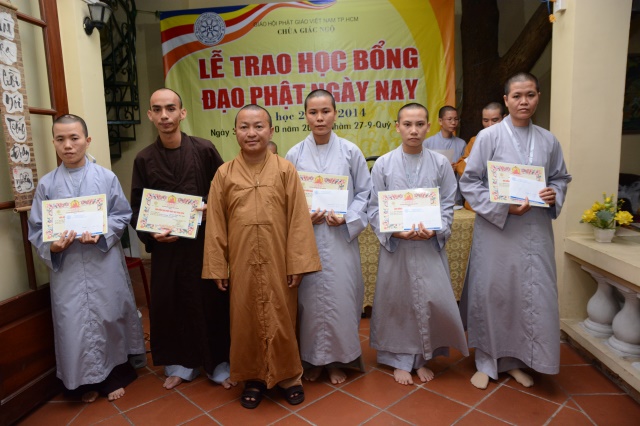 Quỹ Từ thiện ĐPNN- Trao tặng học bổng cho các Tăng Ni sinh