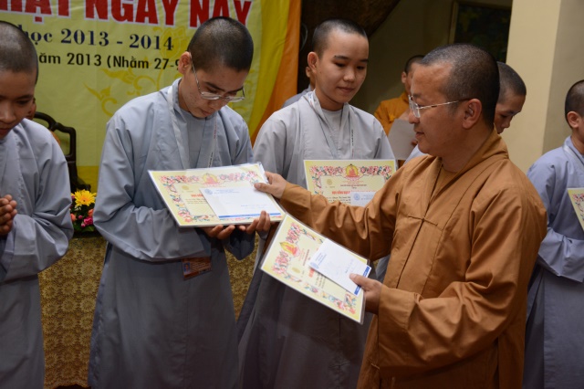 Quỹ Từ thiện ĐPNN- Trao tặng học bổng cho các Tăng Ni sinh