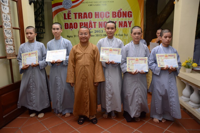 Quỹ Từ thiện ĐPNN- Trao tặng học bổng cho các Tăng Ni sinh