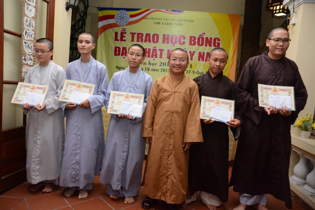 Quỹ Từ thiện ĐPNN- Trao tặng học bổng cho các Tăng Ni sinh