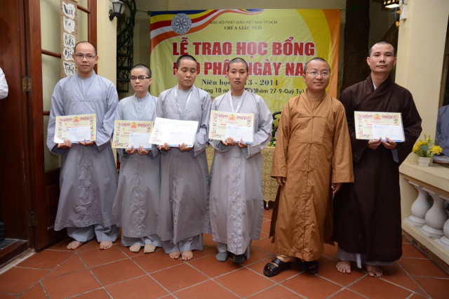 Quỹ Từ thiện ĐPNN- Trao tặng học bổng cho các Tăng Ni sinh