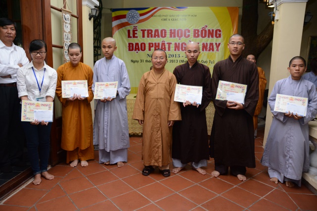 Quỹ Từ thiện ĐPNN- Trao tặng học bổng cho các Tăng Ni sinh