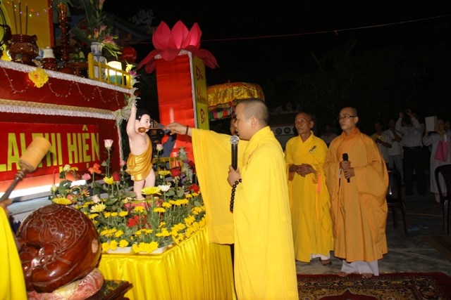 Ninh Hòa: Thiêng liêng lễ tắm Phật và Văn nghệ cúng dường Phật đản