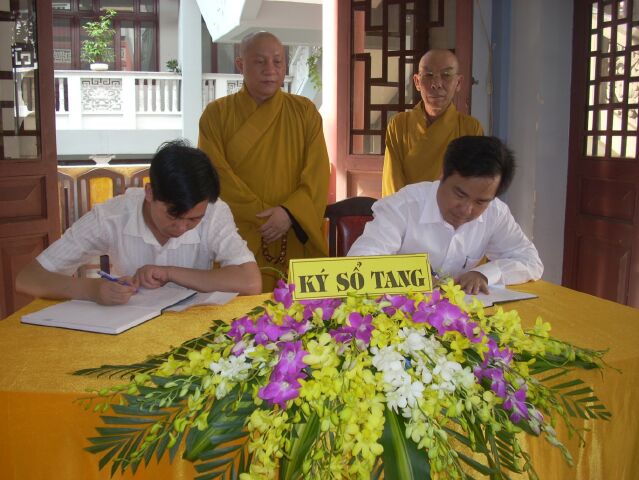 Hình ảnh kính viếng Đại lão HT. Thích Từ Nhơn buổi chiều ngày thứ nhất (26/4)