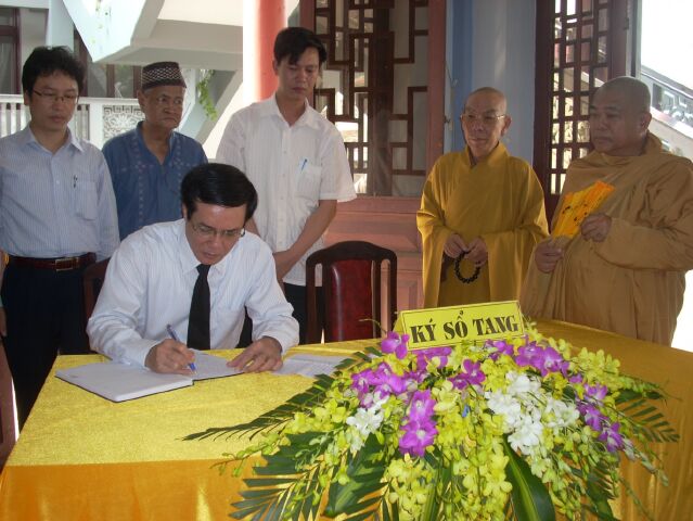 Hình ảnh kính viếng Đại lão HT. Thích Từ Nhơn buổi chiều ngày thứ nhất (26/4)
