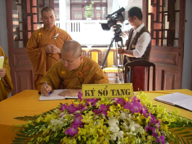 Hình ảnh kính viếng Đại lão HT. Thích Từ Nhơn buổi chiều ngày thứ nhất (26/4)