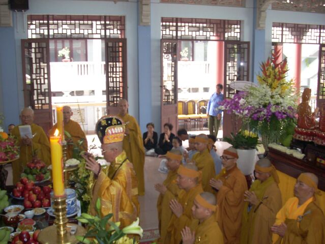 Hình ảnh kính viếng Đại lão HT. Thích Từ Nhơn buổi chiều ngày thứ nhất (26/4)