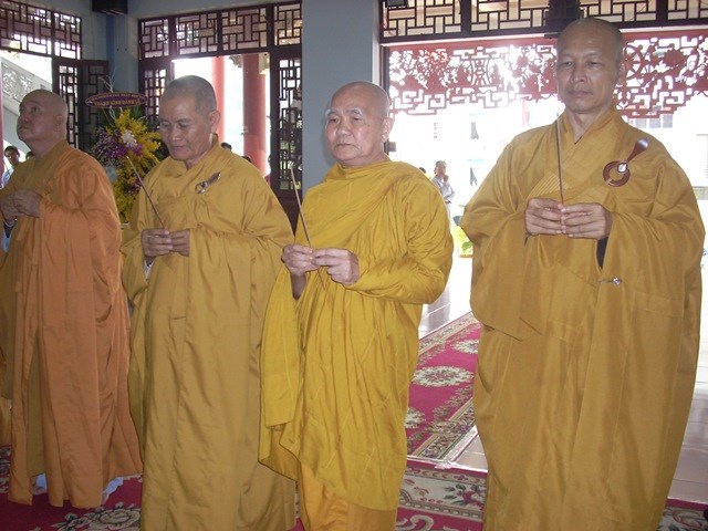 Chùm ảnh: Các đoàn viếng ĐLHT. Thích Từ Nhơn buổi chiều ngày thứ hai 27/4