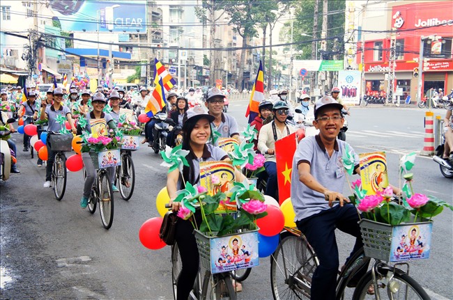 TP.HCM: Diễu hành xe đạp mừng Phật Đản