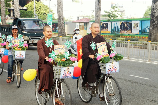 TP.HCM: Diễu hành xe đạp mừng Phật Đản