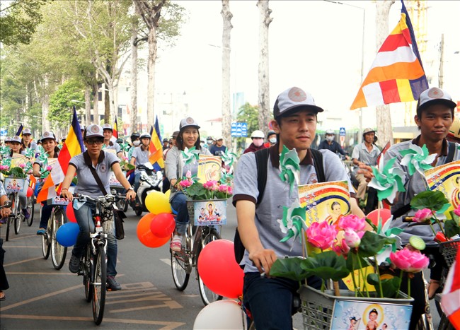 TP.HCM: Diễu hành xe đạp mừng Phật Đản