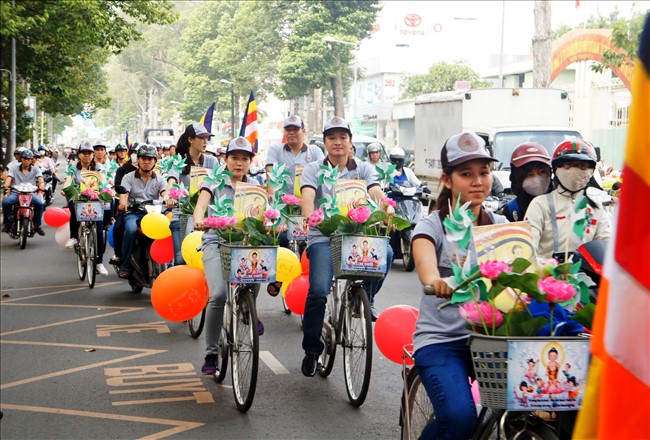 TP.HCM: Diễu hành xe đạp mừng Phật Đản