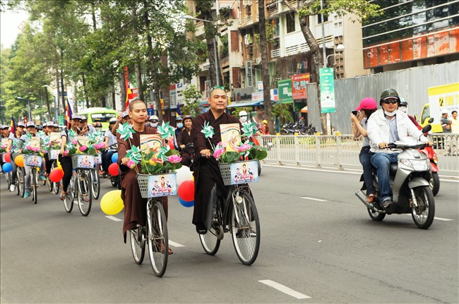 TP.HCM: Diễu hành xe đạp mừng Phật Đản