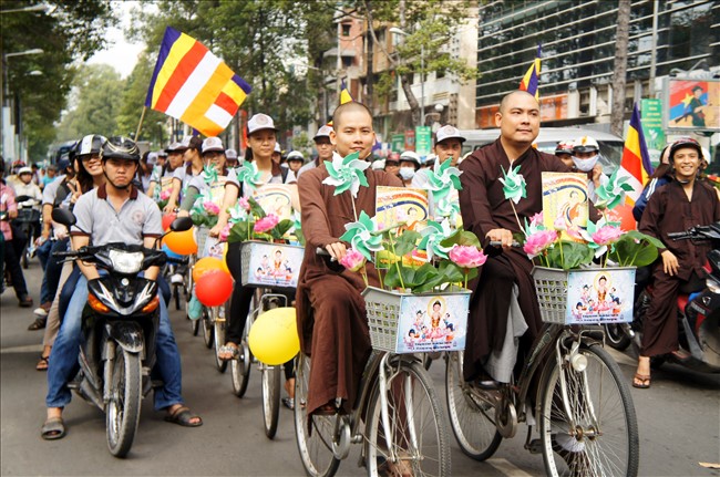TP.HCM: Diễu hành xe đạp mừng Phật Đản