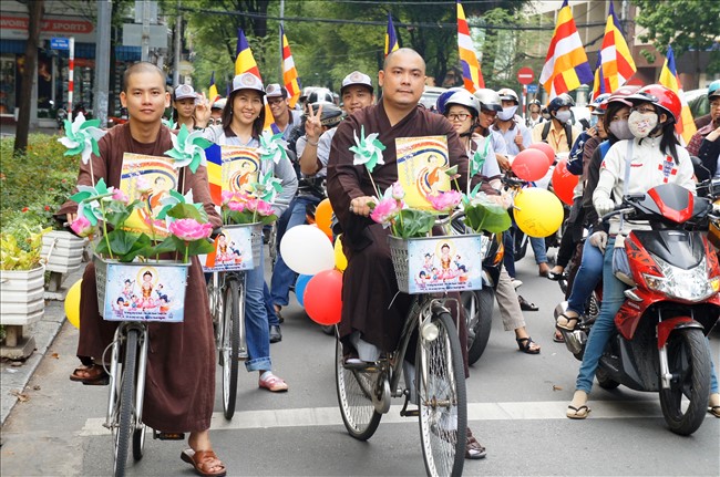 TP.HCM: Diễu hành xe đạp mừng Phật Đản