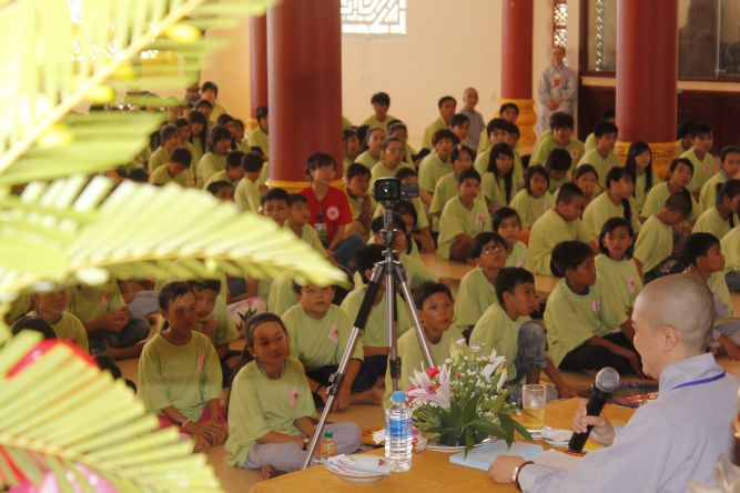 Đồng Tháp: Sư cô Hương Nhũ với pháp thoại “Hiểu và Thương” – Hội trại tuổi trẻ và cuộc sống