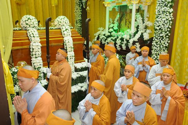 Các Phái Đoàn Kính Viếng Giác Linh Đại Lão Hòa Thượng Phương Trượng Chùa Long Bửu ngày