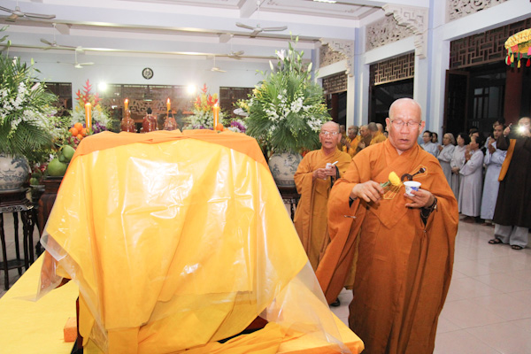 Chùm ảnh: Lễ cung nghinh nhục thân Đại lão HT. Thích Từ Nhơn nhập kim quan
