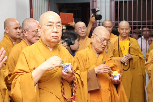 Chùm ảnh: Lễ cung nghinh nhục thân Đại lão HT. Thích Từ Nhơn nhập kim quan
