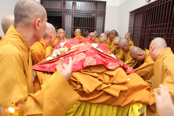 Chùm ảnh: Lễ cung nghinh nhục thân Đại lão HT. Thích Từ Nhơn nhập kim quan