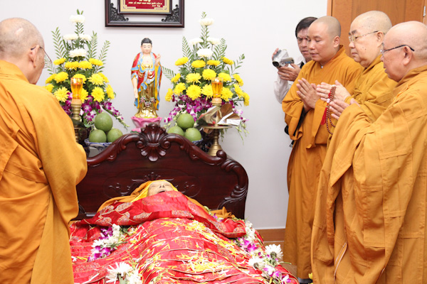 Chùm ảnh: Lễ cung nghinh nhục thân Đại lão HT. Thích Từ Nhơn nhập kim quan
