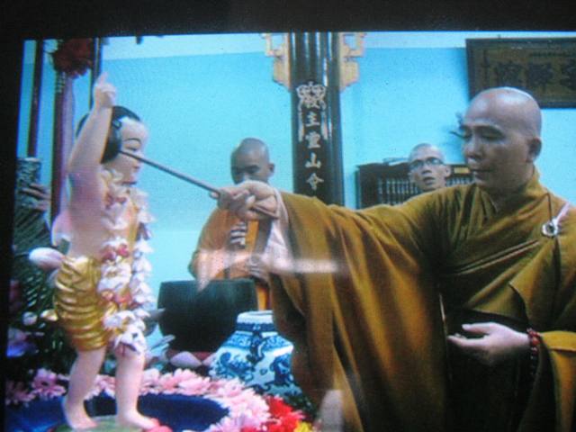 Nha Trang: Tổ đình Nghĩa Phương trang nghiêm Lễ tắm Phật