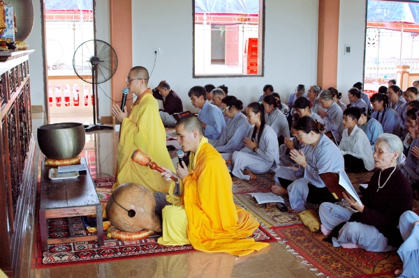 Phật giáo Hương Sơn tháng ngày đang tỏa rạng ánh từ quang