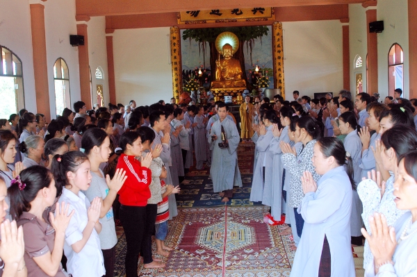 Phật giáo Hương Sơn tháng ngày đang tỏa rạng ánh từ quang