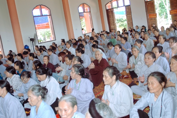 Phật giáo Hương Sơn tháng ngày đang tỏa rạng ánh từ quang