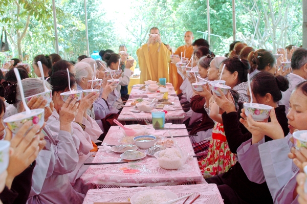 Phật giáo Hương Sơn tháng ngày đang tỏa rạng ánh từ quang