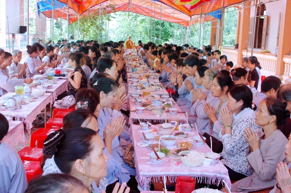 Phật giáo Hương Sơn tháng ngày đang tỏa rạng ánh từ quang