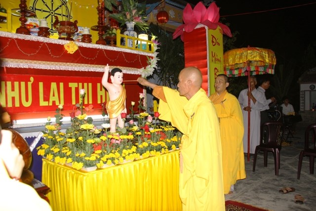Ninh Hòa: Thiêng liêng lễ tắm Phật và Văn nghệ cúng dường Phật đản
