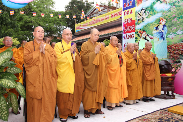 TP.HCM: Hàng ngàn người quy tụ về chùa Giác Lâm mừng đại lễ Phật Đản PL:2557