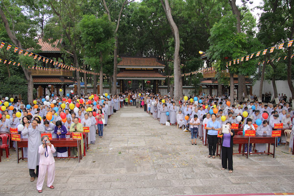 TP.HCM: Hàng ngàn người quy tụ về chùa Giác Lâm mừng đại lễ Phật Đản PL:2557