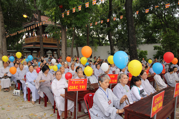 TP.HCM: Hàng ngàn người quy tụ về chùa Giác Lâm mừng đại lễ Phật Đản PL:2557