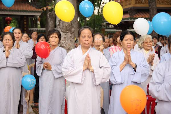 TP.HCM: Hàng ngàn người quy tụ về chùa Giác Lâm mừng đại lễ Phật Đản PL:2557
