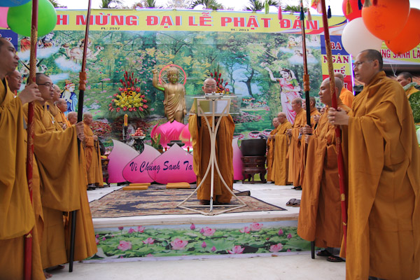 TP.HCM: Hàng ngàn người quy tụ về chùa Giác Lâm mừng đại lễ Phật Đản PL:2557